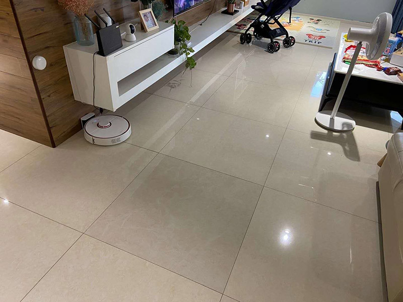 客廳瓷磚修補:如果只是瓷磚脫落，砂漿留在墻、地面上沒有松動，解決辦法就是將瓷磚背面和側(cè)面殘留的砂漿刮干凈，然后在瓷磚背面涂上一層均勻的砂漿，并按回原位。如果砂漿和瓷磚一起掉落，處理辦法就是先在墻、地面基礎(chǔ)面上鑿些毛坑，然后在基礎(chǔ)面上一層砂漿，然后將瓷磚壓上去，直至瓷磚固定在上面。 瓷磚脫落一般都是因為鋪設(shè)時用普通水泥砂漿來粘合，水泥砂漿的粘結(jié)力比較低而且特別容易受環(huán)境因素影響，經(jīng)常會有瓷磚空鼓甚至脫落現(xiàn)象。如果出現(xiàn)這樣的現(xiàn)象最好換用粘結(jié)力強，具有防水性的瓷磚膠。