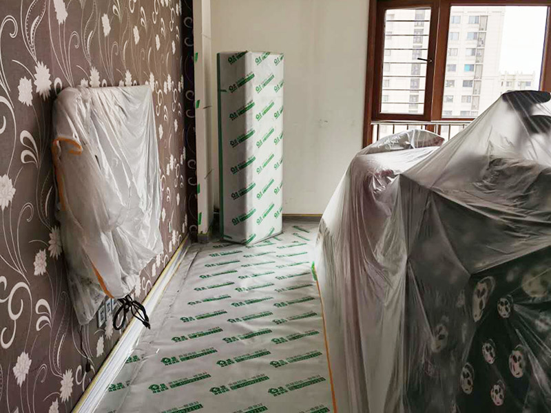 家具成品保護(hù)：各類裝修物料的進(jìn)場、建筑裝修的清理都必須經(jīng)過入戶門。在對物品進(jìn)行搬運(yùn)時(shí)，難免會(huì)與入戶門發(fā)生磕碰及摩擦。因此，在進(jìn)行成品保護(hù)時(shí)，我們首先要做好入戶門的保護(hù)。 　　建議，在裝修開工前知道家具家電進(jìn)場，都應(yīng)當(dāng)使用成品保護(hù)膜將入戶門進(jìn)行包裹。 進(jìn)行裝修施工時(shí)，磁環(huán)邊鋪邊勾縫，在崗鋪設(shè)的瓷磚、地板上堆放雜物、走動(dòng)踩踏，地板沒有使用成品保護(hù)膜覆蓋等都會(huì)影響瓷磚及地板的鋪貼效果，使瓷磚出現(xiàn)施工質(zhì)量問題。