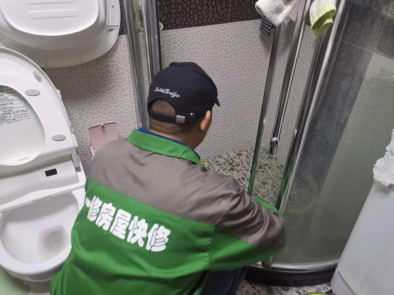 浴室家具安裝：安裝底座，布好排水管，將保溫材料貼到浴缸上后將浴缸卡進(jìn)浴缸底座里，并做好地面保護(hù)。按照?qǐng)D紙?jiān)诟髅姘搴吞旎ㄉ献龊酶鞑考亩ㄎ婚_(kāi)孔，然后將吸頂燈先裝上天花面板上，將保溫材料用雙面膠貼好，并打上玻璃膠，起墻面保溫作用，并事先將花灑桿等部件固定到面板上。電氣設(shè)備的安裝。換氣扇接線，肩湯，腰湯接線，安裝隔板，安裝鏡子和水栓；清掃干凈，再打膠。將安裝過(guò)程中的灰塵擦拭干凈之后，地面，天花角需要打上膠，防止有走光現(xiàn)象。之后再安裝壓條，并再次擦拭干凈。