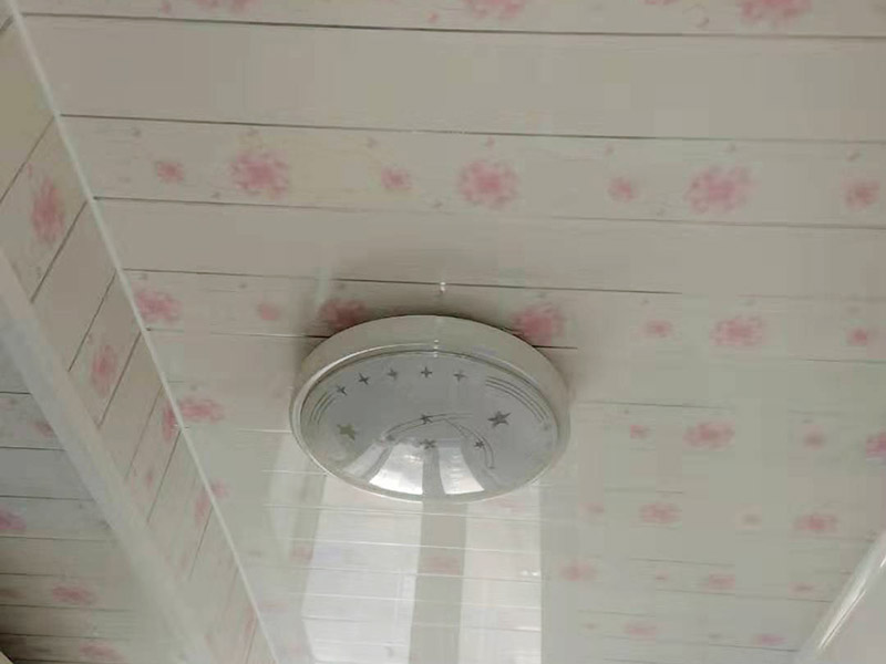 浴室燈具安裝：對(duì)于浴室燈具安裝的高度來(lái)說(shuō)，一般規(guī)定是燈具安裝高度不低于2米，當(dāng)燈具安裝高度低于2.4米時(shí)，其燈具外殼的金屬體必須接零或接地可靠。而在浴室中一般是站著照鏡子的，所以浴室鏡下方離地面的高度至少要有135cm的距離，而燈具的安裝也應(yīng)該滿足浴室鏡高度的要求。如果家庭成員間的身高差距比較大，特別是有孩子的家庭中，可以適當(dāng)?shù)恼{(diào)整浴室鏡的高度。因?yàn)樵∈沂怯盟l繁的地方，因而浴室燈具選擇上，盡可能的實(shí)用性為主。燈具的造型并且要以安全為主，確保安全衛(wèi)浴每一天。