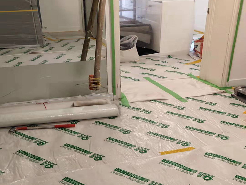 全屋地面保護案例:瓷磚、地板的鋪貼保護 瓷磚、地板的鋪裝，也屬于基礎裝修部分，經(jīng)常發(fā)現(xiàn)瓷磚施工時和施工后都沒有做成品保護工作，具體的表現(xiàn)有：瓷磚邊鋪邊勾縫、在剛鋪的瓷磚、地板上堆放雜物、剛鋪的瓷磚就在上面走動踩踏、地面瓷磚、地板沒有使用成品保護膜覆蓋等，這些都會影響瓷磚的鋪貼效果，造成瓷磚的施工質量問題。建議： 1、墻地面瓷磚，在鋪貼未干固的情況下，不要急于勾縫，以免人為的造成瓷磚松動、高低不平，影響施工效果。 2、地面瓷磚干固前，不要在上面走動、堆放雜物，以免造成瓷磚松動、高低不平。 3、地面瓷磚鋪貼完后，使用成品保護膠覆蓋磚面，既可以防止裝修時的沙子磨傷地面，同時也能有效的防止油漆涂料等有色液體滴落磚面，造成地面污染。