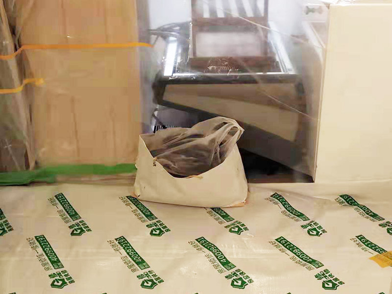 全屋地面保護案例:瓷磚、地板的鋪貼保護 瓷磚、地板的鋪裝，也屬于基礎裝修部分，經(jīng)常發(fā)現(xiàn)瓷磚施工時和施工后都沒有做成品保護工作，具體的表現(xiàn)有：瓷磚邊鋪邊勾縫、在剛鋪的瓷磚、地板上堆放雜物、剛鋪的瓷磚就在上面走動踩踏、地面瓷磚、地板沒有使用成品保護膜覆蓋等，這些都會影響瓷磚的鋪貼效果，造成瓷磚的施工質量問題。建議： 1、墻地面瓷磚，在鋪貼未干固的情況下，不要急于勾縫，以免人為的造成瓷磚松動、高低不平，影響施工效果。 2、地面瓷磚干固前，不要在上面走動、堆放雜物，以免造成瓷磚松動、高低不平。 3、地面瓷磚鋪貼完后，使用成品保護膠覆蓋磚面，既可以防止裝修時的沙子磨傷地面，同時也能有效的防止油漆涂料等有色液體滴落磚面，造成地面污染。