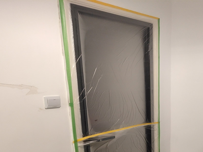 全屋地面保護案例:瓷磚、地板的鋪貼保護 瓷磚、地板的鋪裝，也屬于基礎裝修部分，經(jīng)常發(fā)現(xiàn)瓷磚施工時和施工后都沒有做成品保護工作，具體的表現(xiàn)有：瓷磚邊鋪邊勾縫、在剛鋪的瓷磚、地板上堆放雜物、剛鋪的瓷磚就在上面走動踩踏、地面瓷磚、地板沒有使用成品保護膜覆蓋等，這些都會影響瓷磚的鋪貼效果，造成瓷磚的施工質量問題。建議： 1、墻地面瓷磚，在鋪貼未干固的情況下，不要急于勾縫，以免人為的造成瓷磚松動、高低不平，影響施工效果。 2、地面瓷磚干固前，不要在上面走動、堆放雜物，以免造成瓷磚松動、高低不平。 3、地面瓷磚鋪貼完后，使用成品保護膠覆蓋磚面，既可以防止裝修時的沙子磨傷地面，同時也能有效的防止油漆涂料等有色液體滴落磚面，造成地面污染。