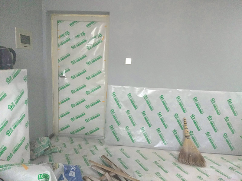 墻面翻新前保護(hù)措施：地面瓷磚鋪貼后，用壁紙刀將所有地磚縫隙清理干凈，并保證縫隙深度達(dá)到20mm以上。鋪貼完一個(gè)自然間后將瓷磚表面清理干凈，用復(fù)合保護(hù)膜進(jìn)行保護(hù)。保護(hù)膜鋪貼平整、干凈整潔，用透明膠帶固定保護(hù)膜的邊緣和膜與膜之間接縫的部位。入戶門扇用公司統(tǒng)一的門貼進(jìn)行全面包裹保護(hù)，用透明膠帶將保護(hù)膜粘貼牢固平整。用標(biāo)準(zhǔn)保護(hù)膜將門框三面保護(hù)完整并固定牢固。工程完工后拆除保護(hù)膜時(shí)如果有粘貼時(shí)的膠痕，應(yīng)用酒精或?qū)Ｓ玫那逦蹌┣宄z痕。