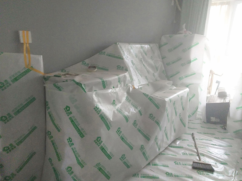 墻面翻新前保護(hù)措施：地面瓷磚鋪貼后，用壁紙刀將所有地磚縫隙清理干凈，并保證縫隙深度達(dá)到20mm以上。鋪貼完一個(gè)自然間后將瓷磚表面清理干凈，用復(fù)合保護(hù)膜進(jìn)行保護(hù)。保護(hù)膜鋪貼平整、干凈整潔，用透明膠帶固定保護(hù)膜的邊緣和膜與膜之間接縫的部位。入戶門扇用公司統(tǒng)一的門貼進(jìn)行全面包裹保護(hù)，用透明膠帶將保護(hù)膜粘貼牢固平整。用標(biāo)準(zhǔn)保護(hù)膜將門框三面保護(hù)完整并固定牢固。工程完工后拆除保護(hù)膜時(shí)如果有粘貼時(shí)的膠痕，應(yīng)用酒精或?qū)Ｓ玫那逦蹌┣宄z痕。