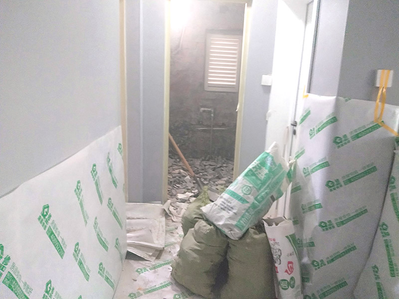 墻面翻新前保護(hù)措施：地面瓷磚鋪貼后，用壁紙刀將所有地磚縫隙清理干凈，并保證縫隙深度達(dá)到20mm以上。鋪貼完一個(gè)自然間后將瓷磚表面清理干凈，用復(fù)合保護(hù)膜進(jìn)行保護(hù)。保護(hù)膜鋪貼平整、干凈整潔，用透明膠帶固定保護(hù)膜的邊緣和膜與膜之間接縫的部位。入戶門扇用公司統(tǒng)一的門貼進(jìn)行全面包裹保護(hù)，用透明膠帶將保護(hù)膜粘貼牢固平整。用標(biāo)準(zhǔn)保護(hù)膜將門框三面保護(hù)完整并固定牢固。工程完工后拆除保護(hù)膜時(shí)如果有粘貼時(shí)的膠痕，應(yīng)用酒精或?qū)Ｓ玫那逦蹌┣宄z痕。