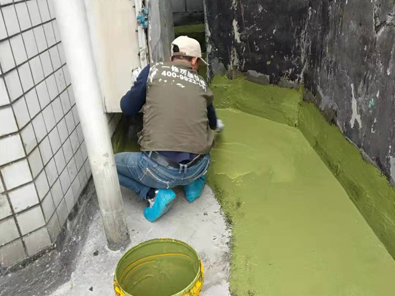 衛(wèi)生間防水方案：清理墻面和地面 在涂刷防水涂層之前，先要清理墻面和地面，同時要用連接的氣泵皮管吹盡陰角處的浮沉。刷防水涂料時先刷墻角部位，交接處應(yīng)有200mm，不得有漏刷情況。 墻角涂刷完成后涂刷墻體：第一遍涂刷墻面時，應(yīng)上下縱向涂刷，第二遍涂刷墻體，應(yīng)左右橫向涂刷。注意、第二遍防水涂料間需要有一定時間間隔，待遍涂料干透后才能進行第二遍，具體時間視涂料而定。間隔時間太短，防水的效果會大打折扣。