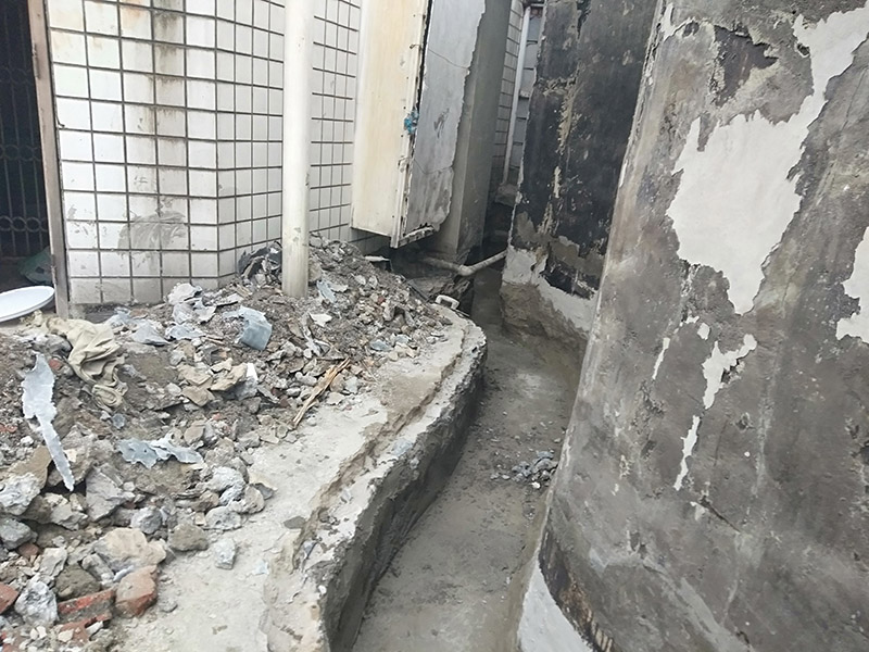 截水溝防水維修：1、確認(rèn)基面已預(yù)處理，管線外露的建議用水泥砂漿包裹覆蓋，尤其要將邊角地面的孔洞補(bǔ)平，并用水將基面充分濕潤(rùn)（無(wú)明水為準(zhǔn)）； 2、使用時(shí)將A液料組分專倒進(jìn)包裝桶（或其他容器）內(nèi)，用慢速電鉆（約400轉(zhuǎn)/分）攪拌（或人工攪拌），同時(shí)慢慢加入配套的粉料組分，攪拌3-5分鐘直至獲得均勻的混合物，靜置5分鐘等活性滲透屬物質(zhì)熟化后作業(yè)可獲得較好的效果；