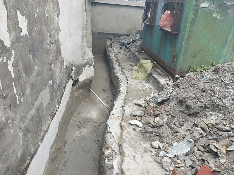 截水溝防水維修：1、確認(rèn)基面已預(yù)處理，管線外露的建議用水泥砂漿包裹覆蓋，尤其要將邊角地面的孔洞補(bǔ)平，并用水將基面充分濕潤(rùn)（無(wú)明水為準(zhǔn)）； 2、使用時(shí)將A液料組分專倒進(jìn)包裝桶（或其他容器）內(nèi)，用慢速電鉆（約400轉(zhuǎn)/分）攪拌（或人工攪拌），同時(shí)慢慢加入配套的粉料組分，攪拌3-5分鐘直至獲得均勻的混合物，靜置5分鐘等活性滲透屬物質(zhì)熟化后作業(yè)可獲得較好的效果；