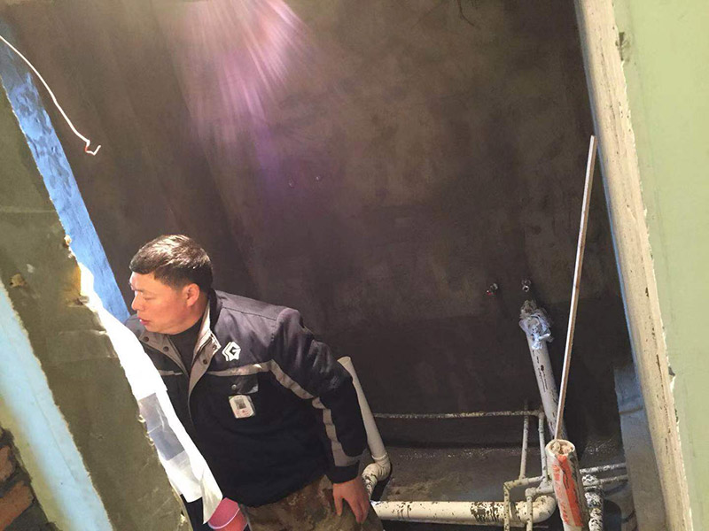 廁所墻面防水：1、假如衛(wèi)生間墻面防水高度做的太低，長期的沐浴會成才墻體浸透、容易造成墻體發(fā)霉，墻面脫落，失去防水性能。 2、一般非淋浴墻的高度是1.5米左右就好，但是為了強化防水的作用，也可以做高到1.8米，但是這樣成本要高，然而對于衛(wèi)生間的改造的輕墻體，最哈把防水高度做到頂部。 首先要找平，如果是要更換衛(wèi)生間瓷磚，要將原來的瓷磚砸掉之后，在用水泥砂漿把地面找平，然后在做防水出來，這樣就可以避免防水涂料太薄造成漏水。在做防水時接縫處要刷到位，衛(wèi)生間墻面之間的接縫要以上下水管道地面的接縫是最容易出現(xiàn)問題