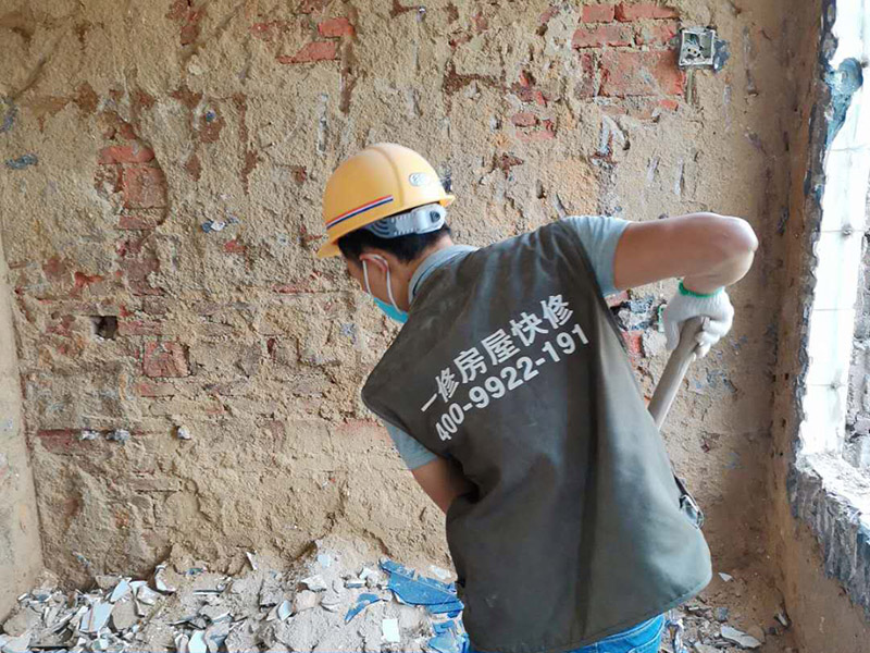 瓷磚拆除建渣處理：首先將拆除建筑物、房屋裝修和改造道路中產(chǎn)生的建筑垃圾用車運(yùn)到處理場(chǎng)所，然后，用人工的辦法將建筑垃圾中的可直接再生利用的物質(zhì)，如金屬材料、木質(zhì)類材料和塑料類材料分選歸類，直接供給相應(yīng)的公司進(jìn)行處理。