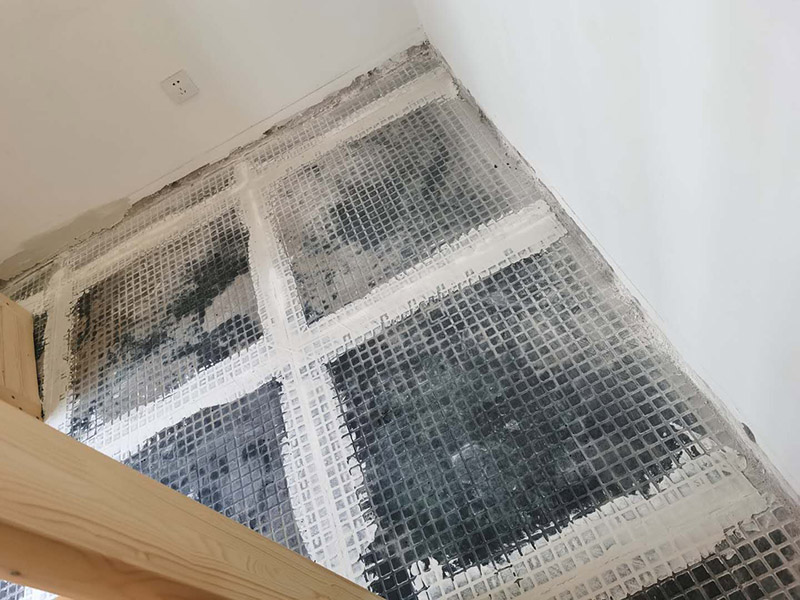 客廳地磚拆除裝修：如果是破壞性的拆除，可以借個(gè)鐵錘使勁砸；如果是替換性拆除，可以從邊角入手，一般情況下會(huì)損壞一塊地板磚，可以買(mǎi)一塊相同的備份；如果是用水泥固化的地板磚，那個(gè)難度就非常的大了，得請(qǐng)專業(yè)人士。