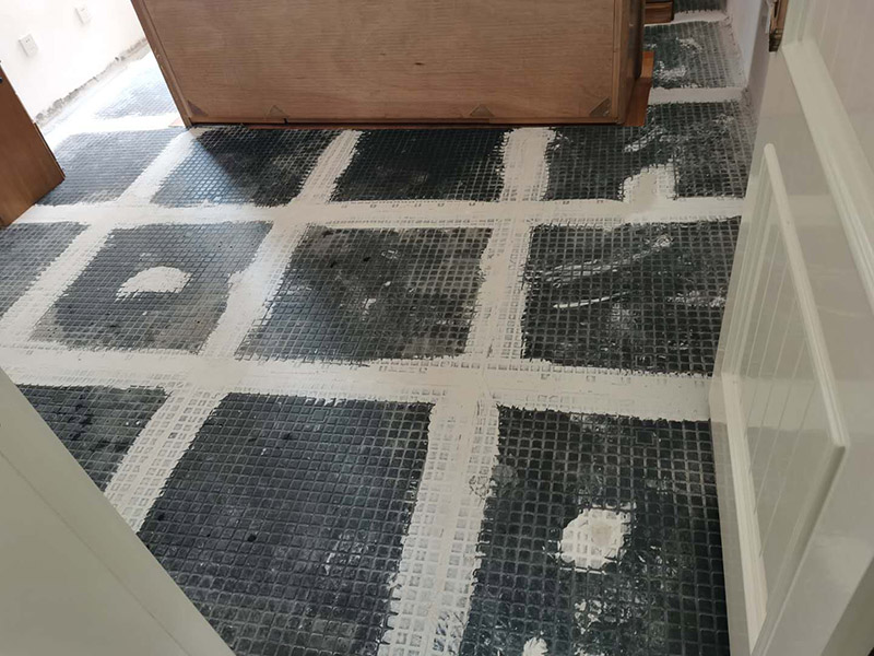 客廳地磚拆除裝修：如果是破壞性的拆除，可以借個(gè)鐵錘使勁砸；如果是替換性拆除，可以從邊角入手，一般情況下會(huì)損壞一塊地板磚，可以買(mǎi)一塊相同的備份；如果是用水泥固化的地板磚，那個(gè)難度就非常的大了，得請(qǐng)專業(yè)人士。