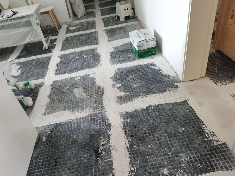 客廳地磚拆除裝修：如果是破壞性的拆除，可以借個(gè)鐵錘使勁砸；如果是替換性拆除，可以從邊角入手，一般情況下會(huì)損壞一塊地板磚，可以買(mǎi)一塊相同的備份；如果是用水泥固化的地板磚，那個(gè)難度就非常的大了，得請(qǐng)專業(yè)人士。