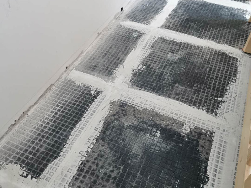 客廳地磚拆除裝修：如果是破壞性的拆除，可以借個(gè)鐵錘使勁砸；如果是替換性拆除，可以從邊角入手，一般情況下會(huì)損壞一塊地板磚，可以買(mǎi)一塊相同的備份；如果是用水泥固化的地板磚，那個(gè)難度就非常的大了，得請(qǐng)專業(yè)人士。