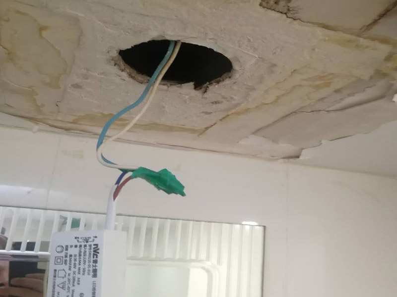 天花板燈具線路檢修：為避免發(fā)生裝修火災，施工人員必須嚴格按照有關電力設計技術規(guī)范和有關規(guī)定進行施工，裝修內層須使用防火裝潢材料。裝修時不能亂拉、亂接。要考慮便于檢查線路，絕緣層破損要及時更換。裝修布線之前，首先應將所有電路進行綜合設計、進行總體規(guī)劃。這樣不僅節(jié)省時間，也有利于以后的檢修維護。日常生活中，首先不要私拉亂接，私拉亂接是違反用電制度的，在安裝上不符合要求，最容易出事故;另外，在日常生活中換燈泡、擦燈泡的時候，先將電流關上，不要用濕手、濕布擦燈泡，要站在木凳或桌子上，不要站在地上去擦，防止開關萬一失靈漏電;螺絲口燈泡的金屬部分跟地線通著，電燈開著的時候燈頭有電，露在外邊的螺絲部分，人的手碰著就觸電，需要特別注意。