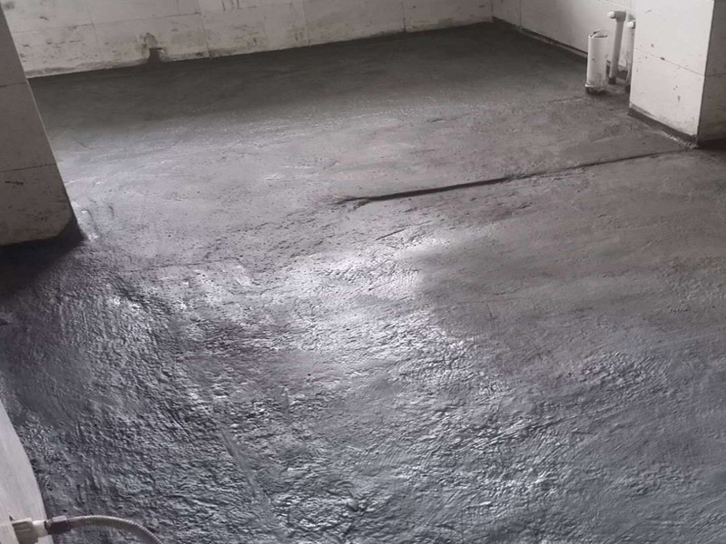 衛(wèi)生間地面防水：1.利用水泥砂漿水泥砂漿或豆石混凝土鋪平坡度。訣竅是：地漏附近坡度大，門口附近坡度小。 2.利用管根密封膏封嚴(yán)管線，管線要穿透樓板根部。刷防水涂料時(shí)可以貼1-2層玻璃絲布加強(qiáng)防水性。 3.墻壁表面打磨成干凈平光沒有顆?；覊m，墻壁與地面的交接區(qū)域注意原角和坡角的設(shè)置。 4.聚氨酯防水涂膜由管根和墻角處開始進(jìn)行涂抹，在常溫下經(jīng)過4小時(shí)放干后，再大面積涂抹和刮刷。注意涂料總厚度大于1. 5毫米，不能有漏刮和鼓泡的不良現(xiàn)象。24小時(shí)后立面涂刷下一層，之后再以垂直的方向進(jìn)行二次涂刷。最后涂膜半固化，拋甩粗砂粒方便與水泥砂漿融合。 5.防水層的設(shè)置與具體區(qū)域有關(guān)。防水地面的防水層應(yīng)高出地面200寬，地面防水層應(yīng)超出衛(wèi)生間門口以外300寬。而又淋浴的衛(wèi)生間墻面防水層則應(yīng)設(shè)置為高出地面1800寬。 6.展開閉水實(shí)驗(yàn)的時(shí)候，先完成防水工作再利用包立管方法。之后再局部進(jìn)行防水。閉水試驗(yàn)也可為了避免破壞地面防水層而免做。