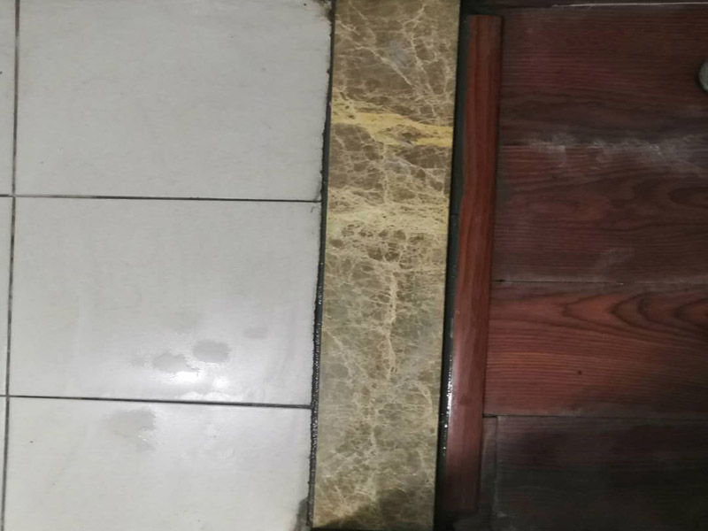 門框石安裝維修：在用水泥砂漿砌臥時，衛(wèi)生間內(nèi)一側(cè)地面留點縫隙，大致控制在5毫米寬左右，內(nèi)用水泥砂漿填滿后，表面略低呈凹狀，完后用建筑膠或硅膠(固定潔具也要用到的材料)打一圈，這樣，即使水泥砂漿有裂縫與門檻石脫開。過高的高差，可以選用加厚石材另定制。注意家中是否有老人或行動不便的人員使用。門檻石的尺寸要根據(jù)門檻的長寬來定，寧愿購買稍微長一點寬一點的也不要買尺寸不足的，不然很難打理和修補的。