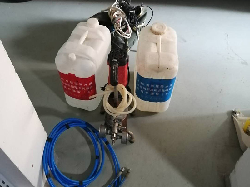 漏水維修材料入場:材料購買以后，購買方就需要通知合同的另一方準(zhǔn)備對材料進行驗收。而且這個驗收最好是安排在材料進場時立即進行。所以，約定驗收時間非常必要。以免出現(xiàn)材料進場時，另一方?jīng)]有時間對材料進行驗收，影響施工進度。