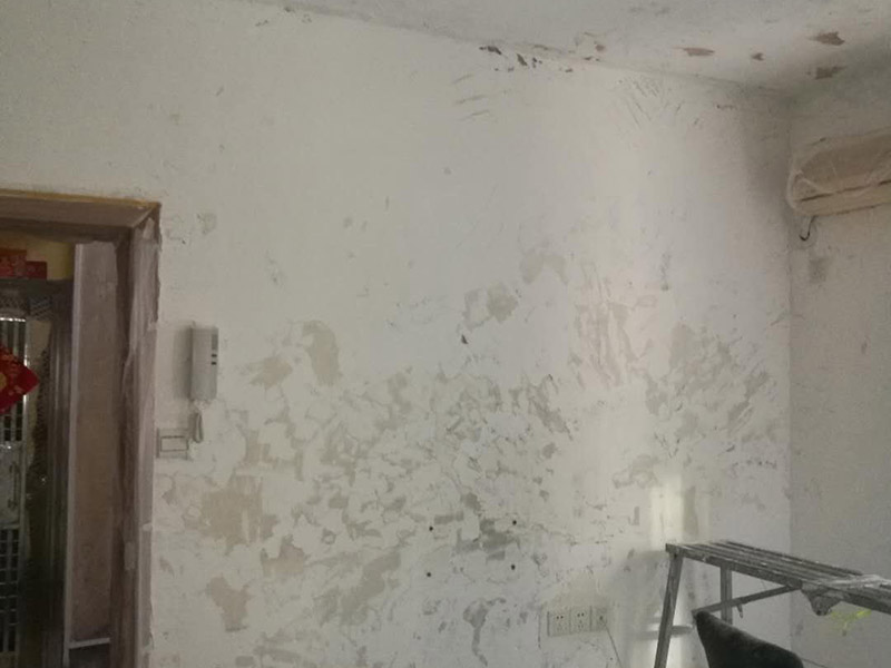 墻面鏟除翻新：舊墻的基本處理包括清理舊墻面原有的乳膠漆和膩?zhàn)訉拥溺P除、木裝修、其他表面裝飾物（如壁紙）的拆除，如果只是裝修了一兩年的墻面，墻面的膩?zhàn)涌梢圆挥苗P除，用鋼刷和砂紙打磨墻面后就可以重新涂刷乳膠漆，如果裝修時間較長的就需要將膩?zhàn)訉隅P除后再進(jìn)行后續(xù)工序。切記舊墻面一定要進(jìn)行處理，不能直接涂刷，粉化嚴(yán)重的墻面要鏟除后，抹上一層白水泥，再進(jìn)行涂刷。 墻面涂刷底漆的作用是抗堿防潮、封固基材、保護(hù)面漆，提高面漆的質(zhì)感和遮蓋力。如果沒有刷底漆就直接上面漆的話，時間一長墻面就容易起泡、發(fā)霉，經(jīng)陽光長時間照射也