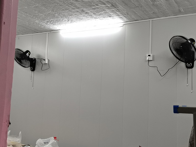 老房電路明線安裝：1、穿管敷設(shè)。將鍍鋅電線管、PVC或PPR電線管沿天棚或墻面敷設(shè)（用配套U型或C型線卡固定），電線穿入其中。這種方式最安全規(guī)范。 2、壓槽敷設(shè)。將電線槽（現(xiàn)在一般為聚氯乙烯塑料制品）用鋼釘固定在天花或墻面，再將電線壓入線槽。這種方式便于維修且比較美觀。 3、護(hù)套線敷設(shè)。將護(hù)套電線沿踢腳線上沿和門窗套外側(cè)敷設(shè)。用小型塑料線卡固定。這種方式最簡便經(jīng)濟(jì)。