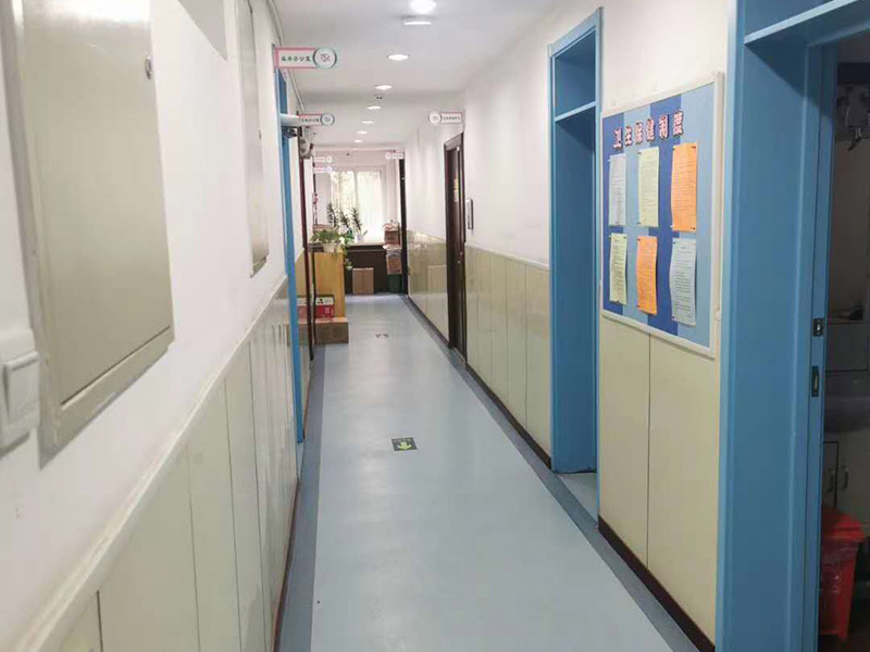 幼兒園墻面粉刷:首先，基層處理。先要將墻面起皮或松動的部分給清理干凈，可以用水泥砂漿進行處理。如果墻體存在細微的裂縫，那可以用牛皮紙結合白色乳膠將其填補好;但如果是輕體墻和保溫墻等非承重墻，那盡量選擇質地比較好的墻布或網(wǎng)格布，同樣也使用乳膠進行修整。 其次，批刮膩子。通常都建議選用顆粒細度較高，而且質地較硬的膩子進行操作。當然，也可以在膩子里添加適量的乳膠，其目的是為了提高膩子的硬度。不過膩子要批三遍才可，而且應厚一些，但在批第2和第3遍的時候需要薄一些，這樣才會使墻面看起來既平整又光滑。 然后，刷底漆。對于墻面的每個地方都應均勻的刷到底漆，這樣涂一遍就可，否則就要多涂好幾次了。但是如果墻面的吃漆量較大，那可以在底漆中適當加些清水，不過也要保證涂刷均勻，不然會影響效果。待底漆完全干透之后，才可進行下一個步驟。 最后，面漆的涂刷。至于面漆就不要加水了，以免影響漆膜的厚度和手感。而滾筒的選擇也要好且細，這樣刷出來的漆膜才會細膩，摸起來也才會舒適。但在刷面漆的時候要注意墻壁的邊邊角角。一般來說，面漆只要涂刷兩遍就可，不過每一遍之間應相隔一段時間，待完全干透之后才算真正的完成。
