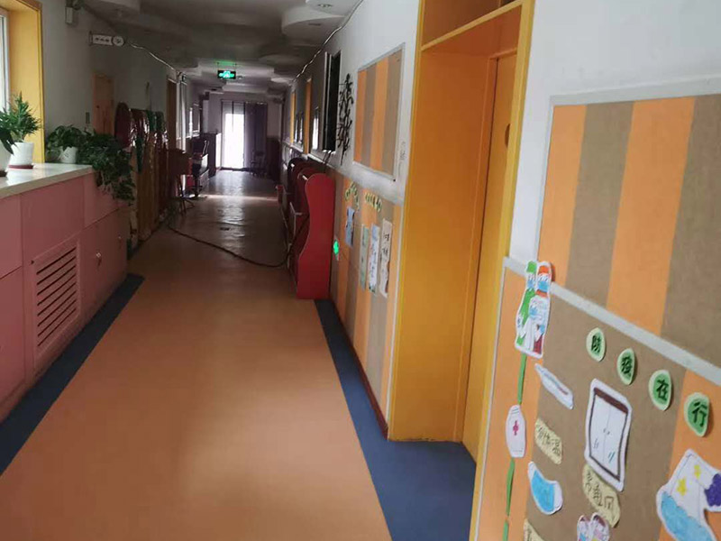 幼兒園墻面粉刷:首先，基層處理。先要將墻面起皮或松動的部分給清理干凈，可以用水泥砂漿進行處理。如果墻體存在細微的裂縫，那可以用牛皮紙結合白色乳膠將其填補好;但如果是輕體墻和保溫墻等非承重墻，那盡量選擇質地比較好的墻布或網(wǎng)格布，同樣也使用乳膠進行修整。 其次，批刮膩子。通常都建議選用顆粒細度較高，而且質地較硬的膩子進行操作。當然，也可以在膩子里添加適量的乳膠，其目的是為了提高膩子的硬度。不過膩子要批三遍才可，而且應厚一些，但在批第2和第3遍的時候需要薄一些，這樣才會使墻面看起來既平整又光滑。 然后，刷底漆。對于墻面的每個地方都應均勻的刷到底漆，這樣涂一遍就可，否則就要多涂好幾次了。但是如果墻面的吃漆量較大，那可以在底漆中適當加些清水，不過也要保證涂刷均勻，不然會影響效果。待底漆完全干透之后，才可進行下一個步驟。 最后，面漆的涂刷。至于面漆就不要加水了，以免影響漆膜的厚度和手感。而滾筒的選擇也要好且細，這樣刷出來的漆膜才會細膩，摸起來也才會舒適。但在刷面漆的時候要注意墻壁的邊邊角角。一般來說，面漆只要涂刷兩遍就可，不過每一遍之間應相隔一段時間，待完全干透之后才算真正的完成。