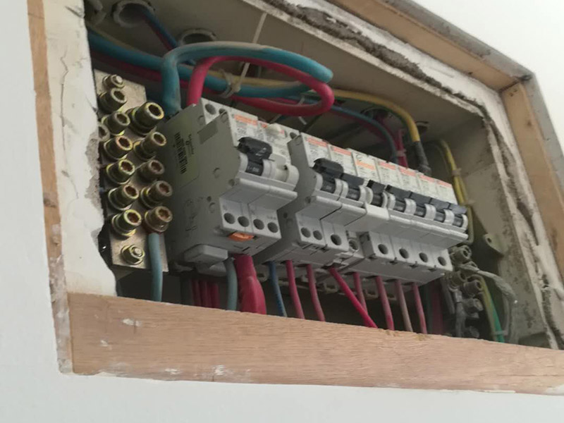 家庭電閘更換維修：將電閘的總控制開關(guān)關(guān)掉，安全第一。將壞掉的電閘用螺絲刀換下來。螺絲刀將新電閘的插線口用擰開，將進(jìn)電線插進(jìn)去。插進(jìn)電線后擰緊螺絲，同樣的也將出電線插進(jìn)另一端的插線口。電線都插好后，打開總開關(guān)就可以正常使用了