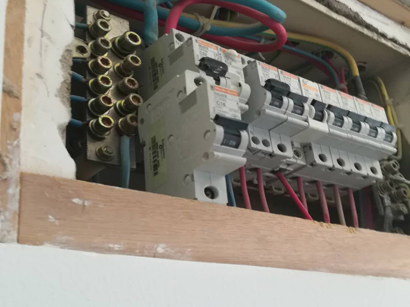 家庭電閘更換維修：將電閘的總控制開關(guān)關(guān)掉，安全第一。將壞掉的電閘用螺絲刀換下來。螺絲刀將新電閘的插線口用擰開，將進(jìn)電線插進(jìn)去。插進(jìn)電線后擰緊螺絲，同樣的也將出電線插進(jìn)另一端的插線口。電線都插好后，打開總開關(guān)就可以正常使用了
