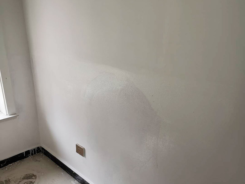 墻內(nèi)管道打壓維修:首先根據(jù)施工圖看水管走向，如果漏水的位置后面埋有水管，可以先把家里面的水閘關(guān)掉，放干龍頭里面的水，如果一段時候后發(fā)現(xiàn)墻面水跡不見了，證明是水管出現(xiàn)問題。 如果是請的專業(yè)的維修師傅，可以讓師傅用打壓機直接打壓檢測，若確定是墻內(nèi)水管漏水，就可以直接鑿開墻壁找水管漏點。 可以先截斷水源，然后將暗水管漏水點的墻面開鑿，找到漏水的部分，先用小鋼鋸把漏水的地方鋸掉，注意鋸口要平。用砂紙把新露出的端口輕輕打磨，然后用接口套住，將備換的新管對準(zhǔn)接口口子，注意要對直。然后用熱熔器對新管道進行熱熔連接。 或者是將鋸掉的管道清理干凈，用專用膠水涂在端口上，稍微晾一會兒;趁此時在“竹節(jié)”接頭內(nèi)涂上膠水。把端口和“竹節(jié)”連接，然后反復(fù)轉(zhuǎn)動，直到牢固。同樣的方法去連接另一端。最后在接縫處再涂適量的膠水，確保不滲漏。