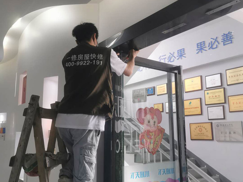 家具木門被踢壞了，若要自己動手進(jìn)行家具木門維修要用到哪些工具
