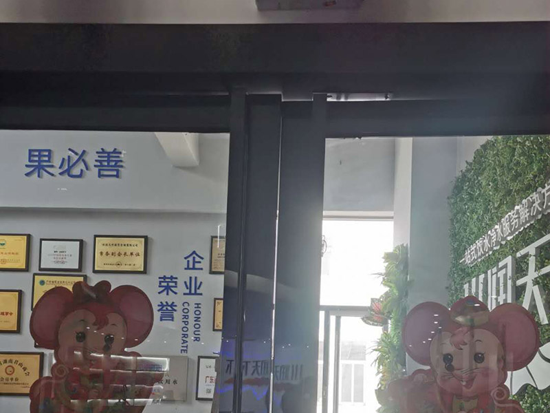 商鋪玻璃門維修：輪滑乃玻璃門的重要零部件，需進行定期檢查，若發(fā)生故障，不僅使用不便，還會發(fā)出噪音。那此時需檢查好輪滑的損壞情況，看其程度嚴不嚴重，若不可使用，則可把有問題的部位給更換掉，或直接換掉整個輪子，使玻璃門恢復到正常工作狀態(tài)。 玻璃門使用久了，其門扇或多或少也會出現(xiàn)一些小小的問題，有時候可能會感覺到很鈍感，通常是彈簧發(fā)生了問題，那么只需更換一個承重性較好的彈簧即可。有的時候還會發(fā)出異響，玻璃門的靈活性下降，那及時找出有故障的部分，將其更換掉，以確保正常的使用性。 在排查以后要是發(fā)現(xiàn)玻璃門沒有部位出現(xiàn)問題，就單單有卡頓情況，那要考慮一下是不是有東西掉到門道里面了?？梢园巡ＡчT里的異物給統(tǒng)統(tǒng)清理出來，在修理的時候，檢查好玻璃門的部件，看其損壞的部位，需不需要更換上新配件。