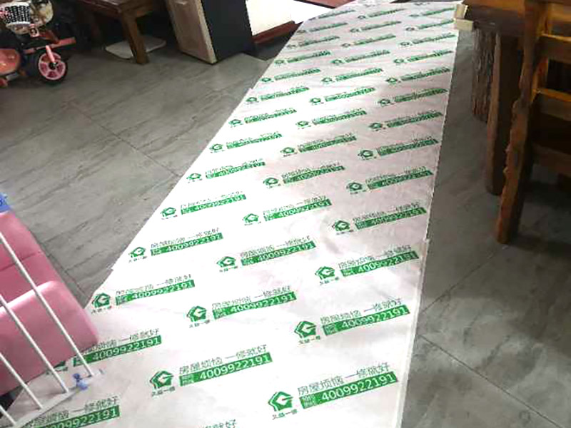 廚房推拉門維修：首先一只手垂直于地面抬起拉門的一端，一只手掠過拉門滑輪下部，托起滑輪。然后從軌道抬出拉門一端，放下。同理，移門另外一端跟前面兩步一樣抬出軌道放下。接著然后雙手握住拉門兩端，向上抬起。 力氣小的可以將拉門平方到鋪好硬紙板的地上。如果力氣大可以不用放倒，直接把拉門垂直于地面扶著拆卸。觀察拉門門框一端的毛條，有的是直接粘在門框上，有的是粘在門框上，然后插入螺絲孔。粘在門框的毛條只要把毛條拉開就行，這種情況的話就需要把毛條從孔里拉出來，然后再向上扯開一些。扯開毛條到第二個(gè)螺絲孔，最下端的螺絲孔就是拉門滑輪固定螺絲的螺絲孔，上面那個(gè)是固定鋁合金框的螺絲孔。