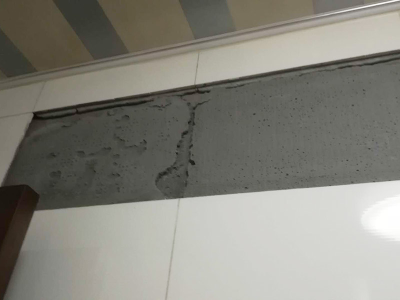墻磚及門框修復(fù)：1、門套安裝后與墻體的縫隙小于5公分，用發(fā)泡膠填充縫隙，再用防水膠敷好，既能填好縫隙，還能保證不會滲水； 2、縫隙很大，選擇在縫隙處填磚或者敷水泥漿，保證墻體與門縫隙填的結(jié)實不透。安裝完后的補救辦法，在測量時把握好尺寸，盡量保持縫隙在1-2公分以內(nèi)。 3、看門的尺寸是否符合標(biāo)準(zhǔn)，門套與墻面縫隙平均在2.公分及以內(nèi)的，門洞并不標(biāo)準(zhǔn)規(guī)則，調(diào)整門的安裝誤差。平均縫隙超過2.5公分就是測量尺寸有誤差。