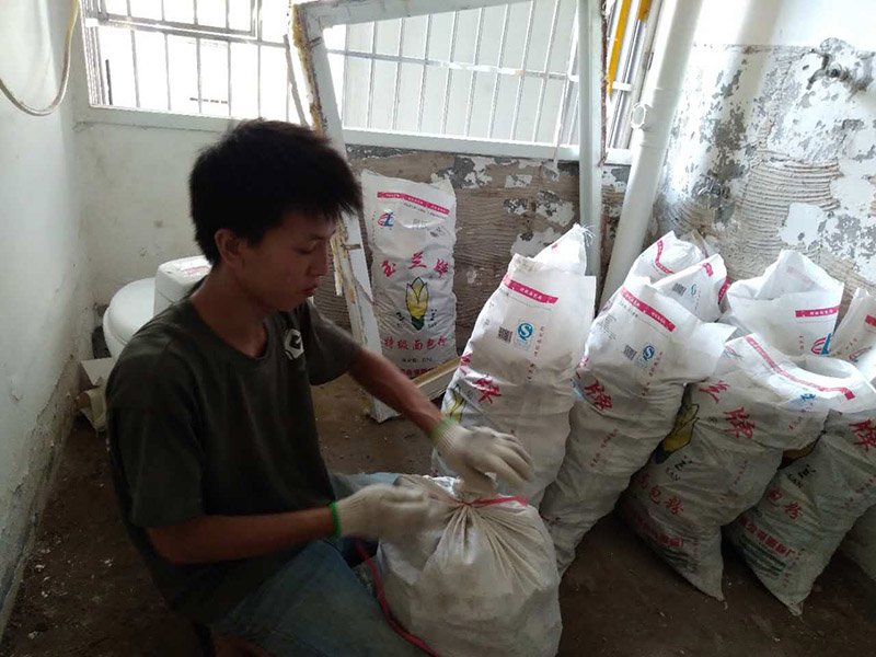 廚房拆除改造方案：如果是舊房改造，就需要首先拆除墻面和地面原有的瓷磚，拆除吊頂，拆除原有的廚具、燈具等；如果是新房想改變?cè)瓉?lái)廚房的格局，也會(huì)首先面臨拆墻的任務(wù)。 拆除舊廚房是工程中的第一項(xiàng)，將情墻面和地面上原有的瓷磚全部砸掉，不要只砸掉一半或一部分，以免后面在鋪貼時(shí)有縫隙。 拆除吊頂、廚具和燈具，需按照一定的流程拆除。如果想要重新將廚房整頓一下，那么就將廚房的一切原有的都拆除掉。