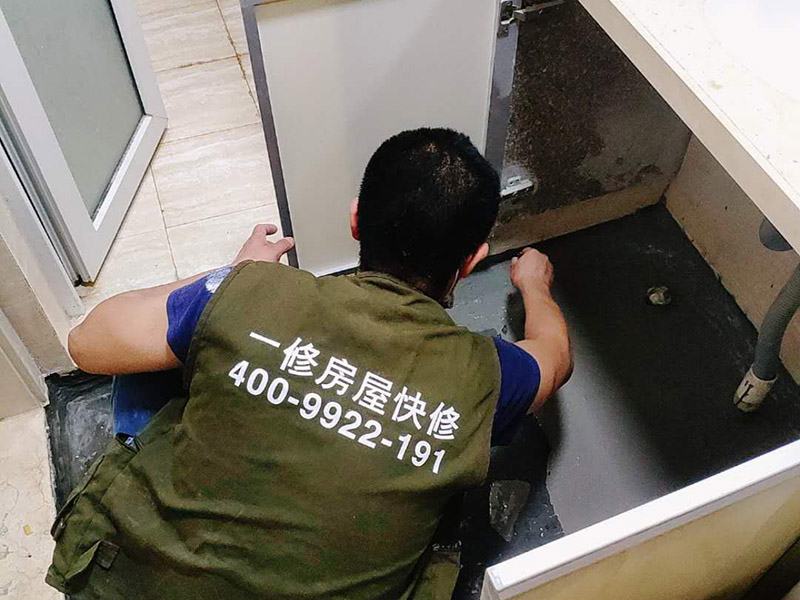 櫥柜五金安裝維修：櫥柜安裝前廚房瓷磚應提前勾縫完成，并應將櫥柜放置區(qū)域的地面和墻面衛(wèi)生清理干凈。五金件品質影響整體質量。櫥柜上的五金件是整體廚房最重要的組成部分,直接影響櫥柜的整體質量。在合適的位置上打造出合適的鉆孔之后，就需要安裝螺絲了。對于五金拉籃的拉籃來說安裝時也需要一些漲塞，這樣才可以保證螺絲的固定更加結實，更加經久耐用。櫥柜五金拉籃的安裝其實和櫥柜的安裝沒太大的區(qū)別，就是將滑軌安裝好后將拉籃裝上就可以了，這里要注意拉籃的水平性，不能兩邊高低不同。 裝抽屜和碗柜拉籃時，要盡量往下裝，這樣能多裝東西，充分利用空間，而拉手盡量裝在中間，如果拉手裝高，抽拉時就吃不上勁。