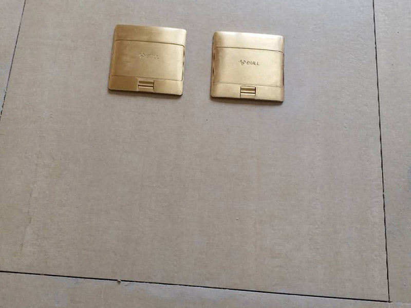 插座電路改線案例：插座離地面30公分（找平高度，毛墻要35合適），進門開關高度140公分，離門洞7到8公分適合。確定好位置以后，打上水平線，可以保證開關插座精確定位。切槽要保持先關深度一直，槽寬度一直，衛(wèi)生間可以適當淺一點。衛(wèi)生打掃干凈以后，我們用發(fā)泡劑把底盒固定，把線管需要走的線路走好，收拾利索。穿線的時候可以把PVC管子拿掉，電線順勢穿進去，再把管子固定。 電線結完頭以后要涮錫，再用防水膠帶包裹，最后用電工膠帶包好。