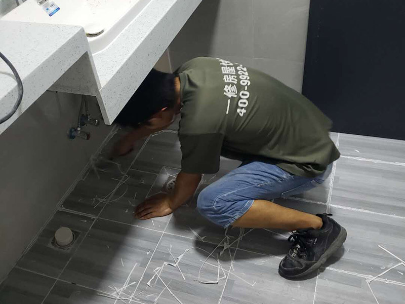 地磚美縫施工現(xiàn)場：使用用開槽器/平口螺絲刀/勾縫刀，清理瓷磚縫隙內(nèi)灰塵及垃圾，這一步需要力度適中，不要用蠻力，不然可能存在崩壞瓷磚的風險。然后用吸塵器，掃把或者抹布清理干凈。，建議縫隙在1.5到2mm深度合適。縫隙清理干凈后， 擰開管蓋裝上混合管，管頭卡在膠槍的卡口上。首先打出30-40CM美縫劑余料，然后沿著瓷磚縫隙開始施工，在施工的時候一定要美縫劑填充滿瓷磚縫隙，不然后續(xù)可能會發(fā)生塌陷。瓷磚縫隙打膠方法先豎后橫，沿著縫隙均勻打出美縫劑.一般有些師傅打出3-5米時停下，開始用壓邊球壓縫，十字交叉口處多壓幾次，這樣會很美觀。壓縫的工具比較多，可用刮板或者壓縫 鋼球、手指套沿著縫隙壓出 U型面就可以了，施工之后24小時（夏天一般24小時，冬天一般48小時，具體看天氣情況），用清縫鏟刀清理瓷磚上多余縫隙。