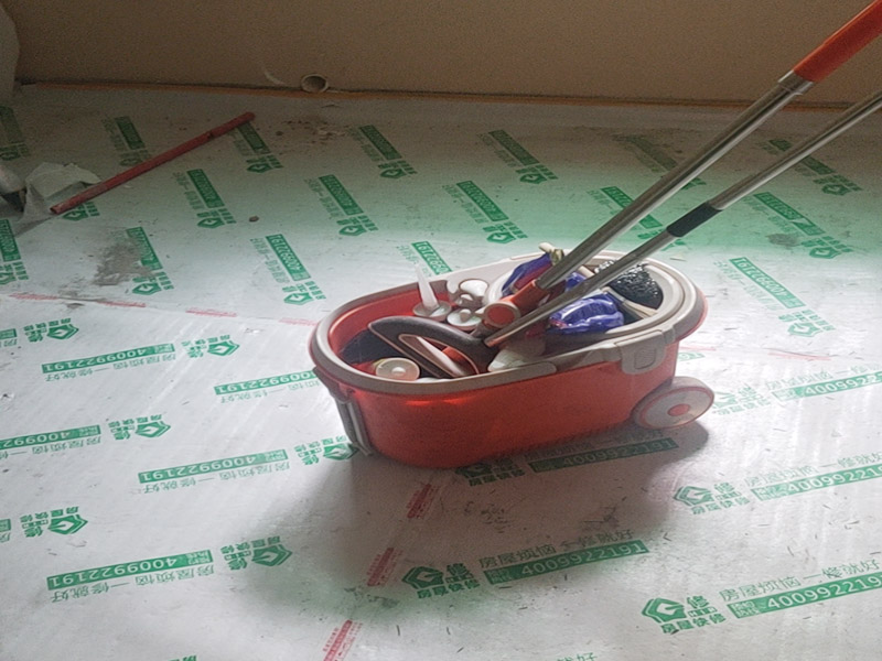地磚美縫施工現(xiàn)場：使用用開槽器/平口螺絲刀/勾縫刀，清理瓷磚縫隙內(nèi)灰塵及垃圾，這一步需要力度適中，不要用蠻力，不然可能存在崩壞瓷磚的風險。然后用吸塵器，掃把或者抹布清理干凈。，建議縫隙在1.5到2mm深度合適。縫隙清理干凈后， 擰開管蓋裝上混合管，管頭卡在膠槍的卡口上。首先打出30-40CM美縫劑余料，然后沿著瓷磚縫隙開始施工，在施工的時候一定要美縫劑填充滿瓷磚縫隙，不然后續(xù)可能會發(fā)生塌陷。瓷磚縫隙打膠方法先豎后橫，沿著縫隙均勻打出美縫劑.一般有些師傅打出3-5米時停下，開始用壓邊球壓縫，十字交叉口處多壓幾次，這樣會很美觀。壓縫的工具比較多，可用刮板或者壓縫 鋼球、手指套沿著縫隙壓出 U型面就可以了，施工之后24小時（夏天一般24小時，冬天一般48小時，具體看天氣情況），用清縫鏟刀清理瓷磚上多余縫隙。