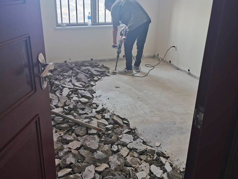 臥室地磚拆除方案：拆除地面瓷磚的方法;拆除地面磚容易的方法是，先想辦法撬開大門口的那塊地磚，因?yàn)槟菈K磚是有一邊露在外面的，比較容易撬開。再用扁的鑿子一片片的往里撬，如果水泥砂漿做得不是牢的話，可以用錘子把扁鑿敲進(jìn)地磚和水泥地面中間的縫隙里的，那樣就能把地磚整塊的撬起來。 這樣的方法比用錘子從正面敲碎地磚要容易得多。如果順利的話，可能全部能夠撬起來。如果有部份撬不起來的。再用錘子敲碎就行了。 