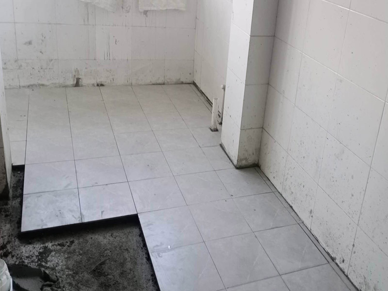 地磚鋪貼維修：鋪貼前，先將所鋪平面表面的塵土、雜物等徹底清掃干凈，平面不能有空鼓、開裂和起砂等現(xiàn)象，如果存在這些現(xiàn)象，要先進行修復處理，在鋪設瓷磚。鋪設墻磚施工前，要先在墻體四周彈出標高控制線。鋪設地磚施工前，要先在地面彈出十字線，從而控制地磚分隔尺寸。瓷磚的鋪貼，要選用1:3干硬性水泥砂漿，砂漿的厚度要在25mm左右。把瓷磚按照要求放在水泥砂漿上，用橡皮錘輕輕敲擊瓷磚的表面，直至瓷磚鋪貼平整。鋪貼完瓷磚后，要進行勾縫處理，先清理干凈瓷磚縫隙里的雜質(zhì)，再用專用填縫劑進行勾縫處理。鋪貼瓷磚的過程中，可以一邊鋪貼，一邊進行簡單的清理。在鋪貼完24小時后，再用棉布等對瓷磚的表面再進行一次清理。