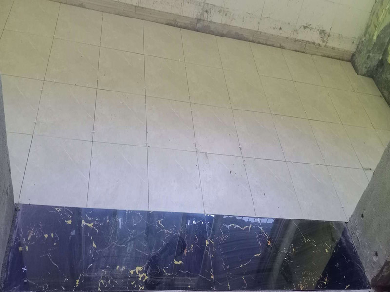 地磚鋪貼維修：鋪貼前，先將所鋪平面表面的塵土、雜物等徹底清掃干凈，平面不能有空鼓、開裂和起砂等現(xiàn)象，如果存在這些現(xiàn)象，要先進行修復處理，在鋪設瓷磚。鋪設墻磚施工前，要先在墻體四周彈出標高控制線。鋪設地磚施工前，要先在地面彈出十字線，從而控制地磚分隔尺寸。瓷磚的鋪貼，要選用1:3干硬性水泥砂漿，砂漿的厚度要在25mm左右。把瓷磚按照要求放在水泥砂漿上，用橡皮錘輕輕敲擊瓷磚的表面，直至瓷磚鋪貼平整。鋪貼完瓷磚后，要進行勾縫處理，先清理干凈瓷磚縫隙里的雜質(zhì)，再用專用填縫劑進行勾縫處理。鋪貼瓷磚的過程中，可以一邊鋪貼，一邊進行簡單的清理。在鋪貼完24小時后，再用棉布等對瓷磚的表面再進行一次清理。