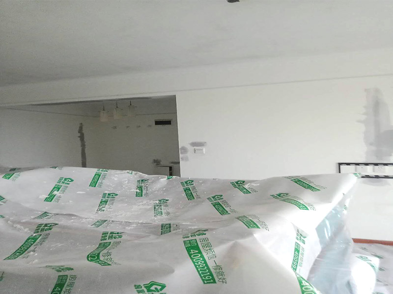 家具成品保護(hù):各類裝修物料的進(jìn)場(chǎng)、建筑裝修垃圾的清理都必須經(jīng)過(guò)入戶門。在對(duì)物品進(jìn)行搬運(yùn)時(shí)，難免會(huì)與入戶門發(fā)生磕碰及摩擦。因此，在進(jìn)行成品保護(hù)時(shí)，我們首先要做好入戶門的保護(hù)。 水電改造是基礎(chǔ)裝修，水電裝修的質(zhì)量好壞，直接決定著后期的施工和使用。因此，在進(jìn)行水電改造時(shí)，同樣需要做好成品保護(hù)工作。水電改造完成后，應(yīng)當(dāng)對(duì)各種管線進(jìn)行規(guī)范的固定，以防脫落;對(duì)裸露的線頭要進(jìn)行包裹，以防發(fā)生觸電的危險(xiǎn);做好地面裸線管的固定和保護(hù)，防止被踩壞。同時(shí)，在搬運(yùn)物料時(shí)，也不要破壞地面鋪設(shè)的管線。 進(jìn)行裝修施工時(shí)，磁環(huán)邊鋪邊勾縫，在崗鋪設(shè)的瓷磚、地板上堆放雜物、走動(dòng)踩踏，地板沒(méi)有使用成品保護(hù)膜覆蓋等都會(huì)影響瓷磚及地板的鋪貼效果，使瓷磚出現(xiàn)施工質(zhì)量問(wèn)題。