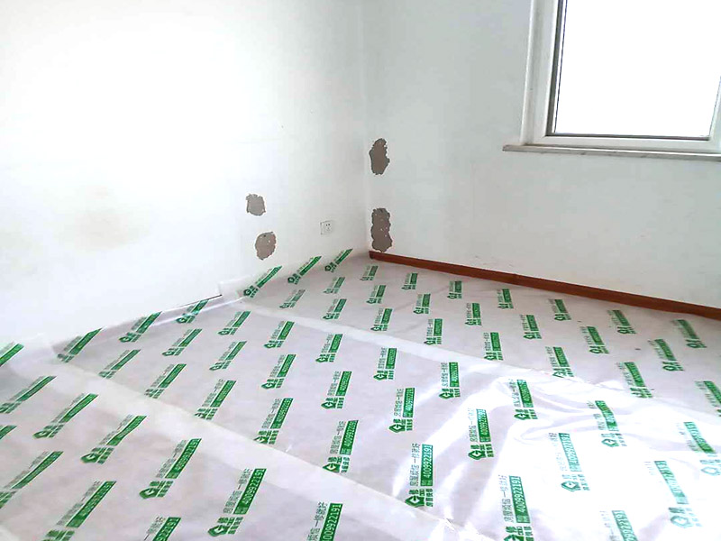 家具成品保護(hù):各類裝修物料的進(jìn)場(chǎng)、建筑裝修垃圾的清理都必須經(jīng)過(guò)入戶門。在對(duì)物品進(jìn)行搬運(yùn)時(shí)，難免會(huì)與入戶門發(fā)生磕碰及摩擦。因此，在進(jìn)行成品保護(hù)時(shí)，我們首先要做好入戶門的保護(hù)。 水電改造是基礎(chǔ)裝修，水電裝修的質(zhì)量好壞，直接決定著后期的施工和使用。因此，在進(jìn)行水電改造時(shí)，同樣需要做好成品保護(hù)工作。水電改造完成后，應(yīng)當(dāng)對(duì)各種管線進(jìn)行規(guī)范的固定，以防脫落;對(duì)裸露的線頭要進(jìn)行包裹，以防發(fā)生觸電的危險(xiǎn);做好地面裸線管的固定和保護(hù)，防止被踩壞。同時(shí)，在搬運(yùn)物料時(shí)，也不要破壞地面鋪設(shè)的管線。 進(jìn)行裝修施工時(shí)，磁環(huán)邊鋪邊勾縫，在崗鋪設(shè)的瓷磚、地板上堆放雜物、走動(dòng)踩踏，地板沒(méi)有使用成品保護(hù)膜覆蓋等都會(huì)影響瓷磚及地板的鋪貼效果，使瓷磚出現(xiàn)施工質(zhì)量問(wèn)題。
