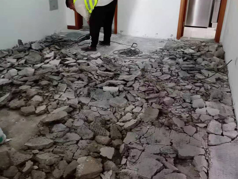 客廳地磚拆除施工：為了更好的拆除地磚，我們可以優(yōu)先從大門口那塊開始，因?yàn)榭梢愿斓恼业浇涌p，比較容易撬開。找到接縫，用扁口鑿?fù)锴?。如何水泥砂漿還不是特別牢固的話，用錘子將扁口鑿輕敲進(jìn)縫隙內(nèi)，就可以瞬間將整塊地磚撬起拆除。