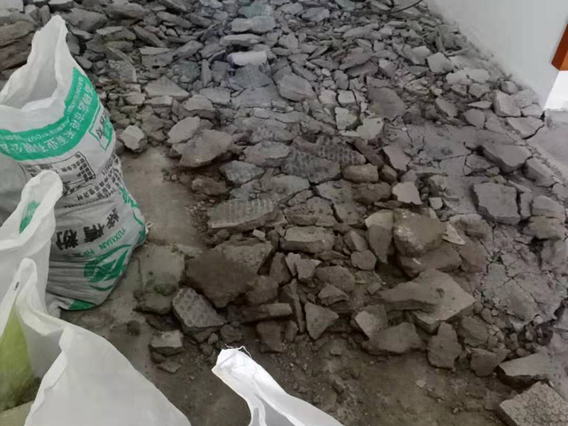 客廳地磚拆除施工：為了更好的拆除地磚，我們可以優(yōu)先從大門口那塊開始，因?yàn)榭梢愿斓恼业浇涌p，比較容易撬開。找到接縫，用扁口鑿?fù)锴恕Ｈ绾嗡嗌皾{還不是特別牢固的話，用錘子將扁口鑿輕敲進(jìn)縫隙內(nèi)，就可以瞬間將整塊地磚撬起拆除。