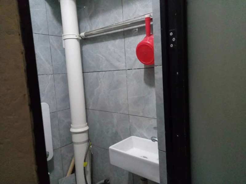公寓局部改造:衛(wèi)生間改造中水電的改造尤為重要且需要最早開始著手，由于會涉及到浴霸采暖、燈光的線路走向、水管的入墻等問題，所以在改造之前需制定一個(gè)詳細(xì)的水電走向設(shè)計(jì)，從而提高安全質(zhì)量以及滿足裝修業(yè)主們生活的需要。其次就是需要對其做相應(yīng)的防水處理。因?yàn)樵谌粘５募彝ブ校l(wèi)生間的水是處處可見的，非常潮濕。衛(wèi)生間內(nèi)的防水涂料是由地面延伸到墻面的，涂刷過程中精良的保證厚度均勻。還需要處理好地面和墻面交界處的各類管件的涂刷。待防水處理完全確定后，等待地面干透就可以做后續(xù)的工程了。