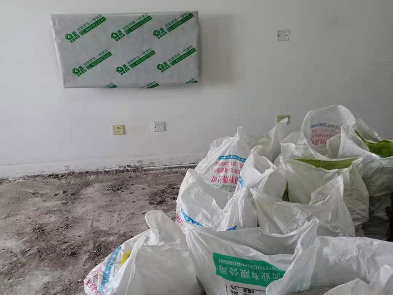 客廳家具家電保護(hù)：若是翻新墻面，在進(jìn)場施工前，就需要把靠近墻面的東西搬移出一定的距離，比如床、電視柜、沙發(fā)、空調(diào)等，最好移到房子中間，方便施工的同時(shí)，可以做到集中遮蓋保護(hù)，避免家具家電在施工中磕碰。對于無法搬動(dòng)的設(shè)備，比如嵌入式家具、門窗、空調(diào)掛機(jī)等，要進(jìn)行遮蔽保護(hù)，避免基層處理和涂刷時(shí)被弄臟。在保護(hù)時(shí)，要根據(jù)被包裹物體的類型和大小，選擇遮蔽保護(hù)膜的類型和大小，確保物體被安全保護(hù)，四面包裹無死角，且保護(hù)膜平整。