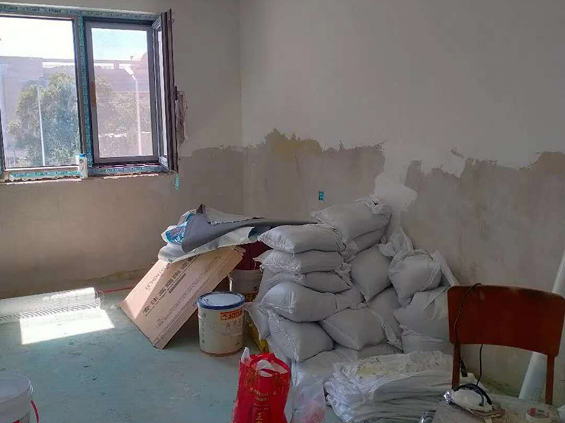 全屋整體裝修翻新：首先在做翻新的時候一定要把之前的墻面給處理干凈，粉化嚴(yán)重的一定要鏟除干凈。由于之前的墻面有刷過油漆和乳膠漆，所在做完鏟除后一定要做打磨處理，將原來墻體上的結(jié)實(shí)的表皮及浮沉全部清理掉，如果說墻體出現(xiàn)小部分的凹陷以及裂縫的話可以用膩?zhàn)由晕⑻钛a(bǔ)一下。 清理干凈的墻面一定要刷一道底漆，墻面底漆的主要作用就是抗堿防潮、封固基材、保護(hù)面漆、提高面漆的質(zhì)量以及遮蓋力。尤其是對老房子進(jìn)行翻新的時候底漆是特別的重要，如果說是直接的上面漆的話墻面就很容易起泡發(fā)霉，時間不久后就會再一次出現(xiàn)脫落現(xiàn)象，不能重蹈覆轍。 在上面漆之前要裝油漆按照漆桶的說明配比及涂刷，要準(zhǔn)備足夠的量，保證顏色的相同，不要因?yàn)榱可偃绷亢髞磉M(jìn)行后補(bǔ)，這樣很容易發(fā)生色差的問題。刷面漆時要選擇質(zhì)量好的刷漆滾筒，這樣刷出來的質(zhì)地才會更加的均勻好看。刷完漆之后要注意通風(fēng)問題，因?yàn)橄♂寗┲械亩妆匠煞謺c乳膠漆中的成分發(fā)生化學(xué)反應(yīng)導(dǎo)致墻面泛黃。