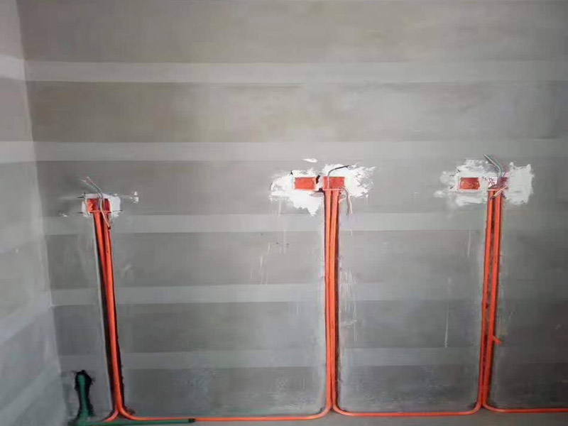水電線路安裝方案：首先要根據(jù)裝設計圖紙對房屋進行部分的改造,如對某些墻體的砸除,對某些部位的修改。管道開槽,管道開槽包括兩部分,一是水管管道開槽,二是電信線路開槽。特別要注意的是, 要將強電與弱電,開關、空調插座與電器插座分開走線,且注意開關插座底合安裝時必須水平垂直,這樣使后面的面板安裝會更平整。